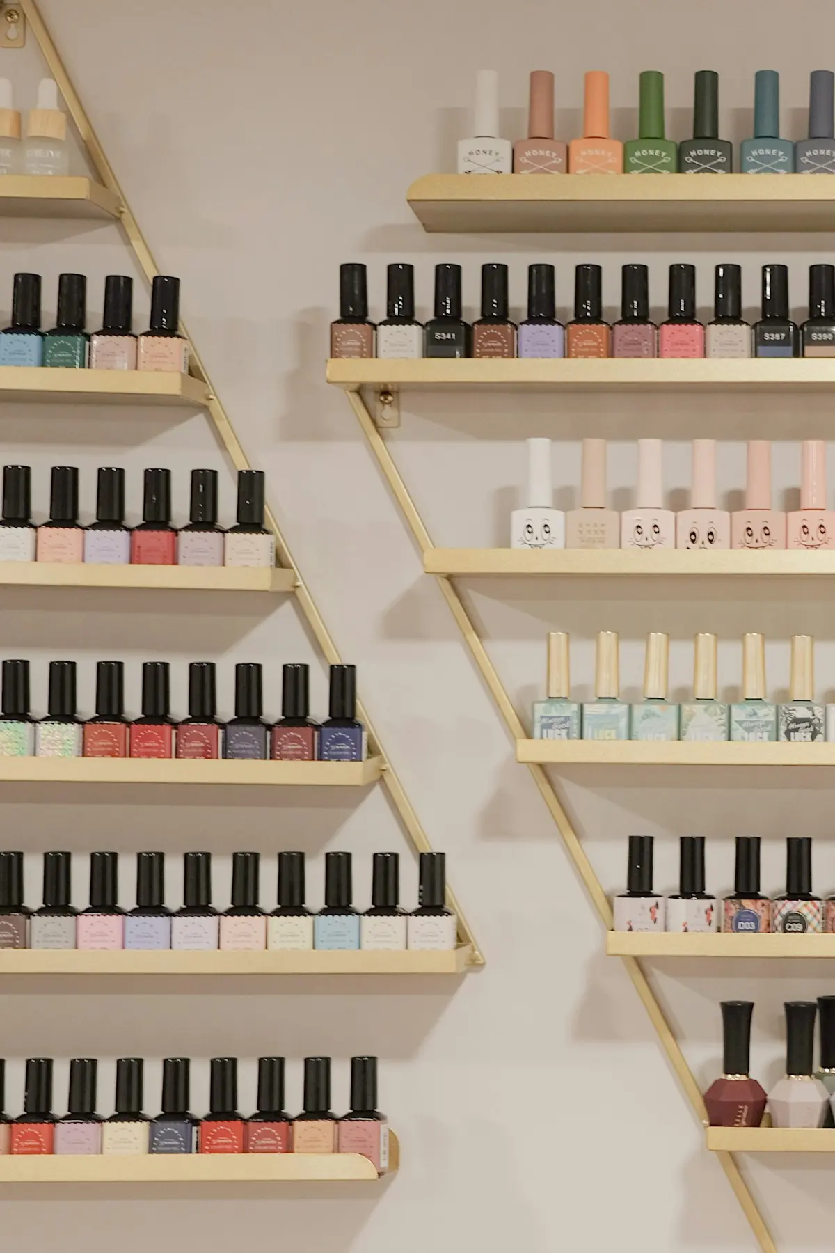 Étagères de vernis et de gels de couleur à l'atelier