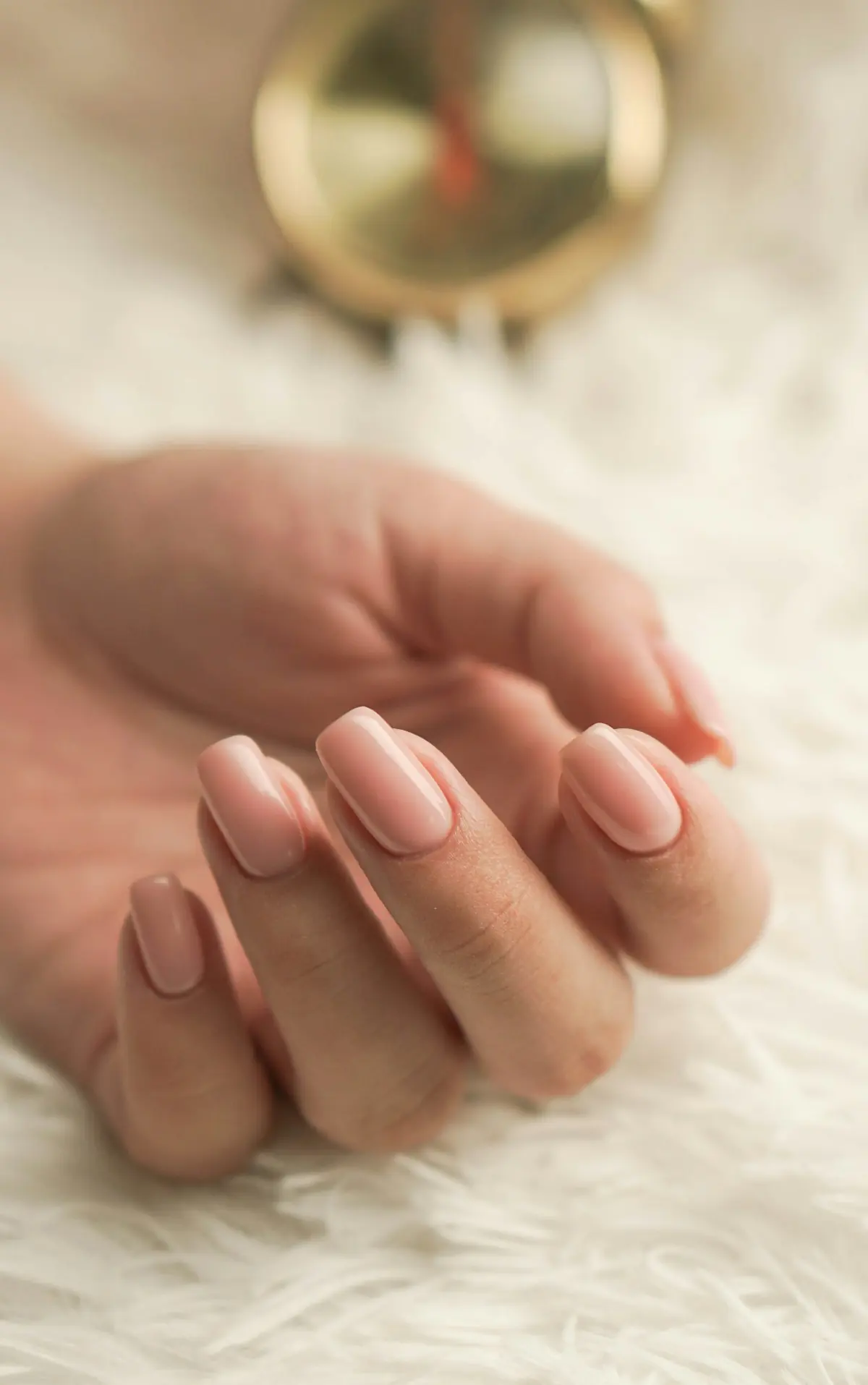 Ongles nude rosé forme amande, pose de gel