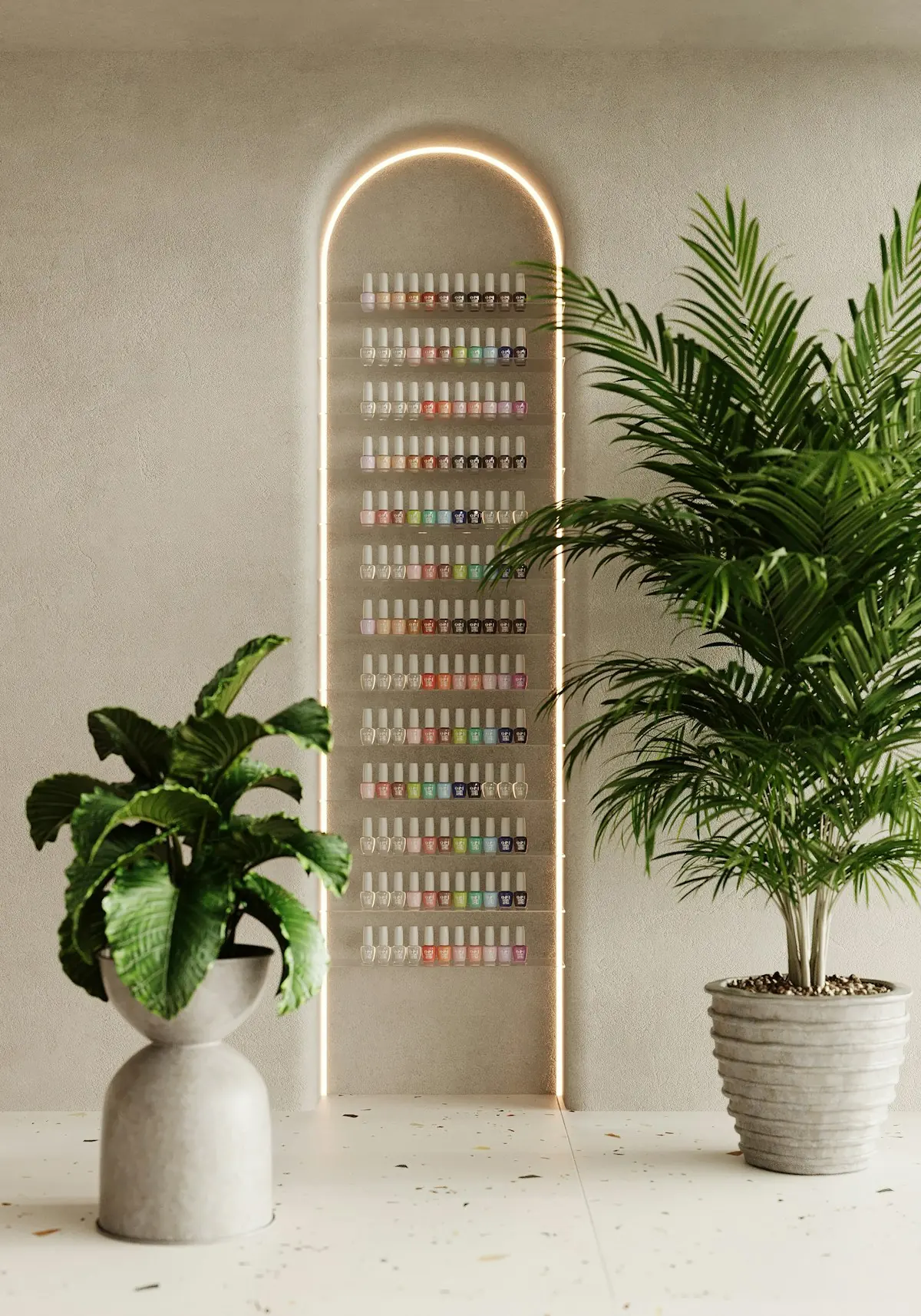 Intérieur de l'atelier : mur beige, arche lumineuse de vernis et plantes vertes
